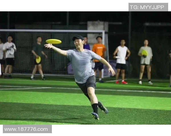 赛后分析:西安飞盘队与武汉飞盘队的战术意识与团队配合探讨 赛后分析:西安飞盘队与武汉飞盘队的战术意识与团队配合探讨